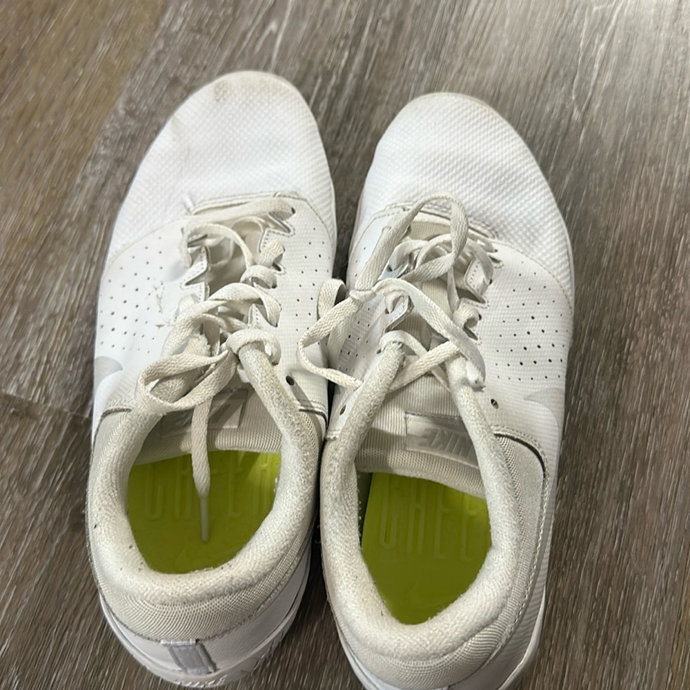 Women’s Nike sideline cheer shoes - size 8